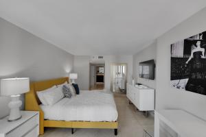 Hello Gorgeous! Water & City Skyline Views!