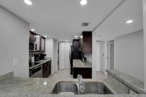 Hello Gorgeous! Water & City Skyline Views!