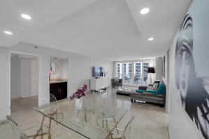 Hello Gorgeous! Water & City Skyline Views!