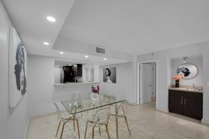 Hello Gorgeous! Water & City Skyline Views!