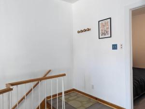 2 Bedrooms, 1 Sofa bed and 1,5 Bathrooms, Renovated Apartment in the Heart of Plateau Mont-Royal