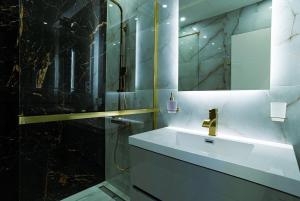 Designer City Oasis 5 star Location Hot Tub View