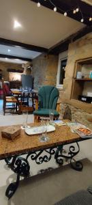 Coeur de granit rose, meublé alliant le charme de lauthentique breton et du confort, classé 3 étoiles, à 5mn de 13 plages de la réputée cote de granit rose