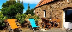 Coeur de granit rose, meublé alliant le charme de lauthentique breton et du confort, classé 3 étoiles, à 5mn de 13 plages de la réputée cote de granit rose