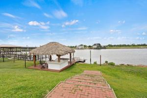 Luxury Waterfront Home Family and Pet Friendly Near Surfside Beach 11 Mins