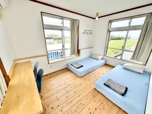 交流型ゲストハウス伊良部ジャーニーインIrabu Joureny INN#毎日みんなで夕食会#ゲストさんは20-30代が中心#海徒歩1分#空港車で5分#本格フィンランドサウナ付き#海と星と夕日が見える屋上あ?