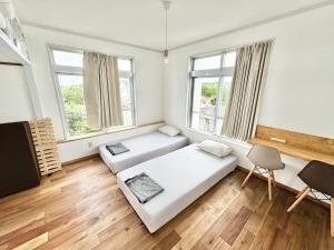 交流型ゲストハウス伊良部ジャーニーインIrabu Joureny INN#毎日みんなで夕食会#ゲストさんは20-30代が中心#海徒歩1分#空港車で5分#本格フィンランドサウナ付き#海と星と夕日が見える屋上あ?