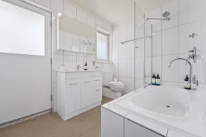 Sponars Onshore - 2BR Apartment l Pet-Friendly l WiFi l Air-Con l Fenced Backyard