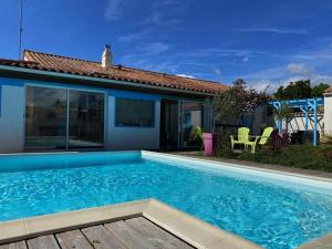 Maisons de vacances Maison avec piscine privee, pres de la plage, a Longeville-sur-Mer - FR-1-336-157 : photos des chambres