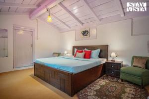 StayVista at Edwinstowe House with Heater, Bonfire & BBQ Grill