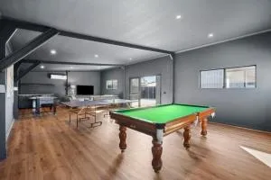 The Absolute Beach Escape For 21 - Indented Head