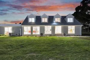 Sleeps 15, Great for Low Key events and Groups - Bulla