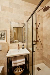 Marais - Bright one-bedroom decorated with taste