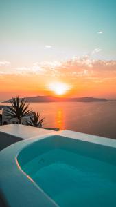 Senior Honeymoon Cave Suite with Indoor Hot Tub, Terrace with Caldera View & Private Pool room in Trieris Villa & Suites