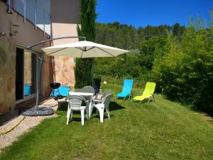 Maisons de vacances Dans le Var bas de villa plain- pied sur grand jardin avec entree separee : photos des chambres