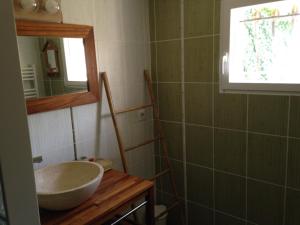 Maisons de vacances Dans le Var bas de villa plain- pied sur grand jardin avec entree separee : photos des chambres