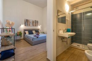 Nuras - La Marina Apartment & Room