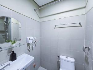 1BR Condotel with Balcony at FAME Residences #FM30