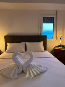 Sunny Modern Beach Retreat Steps from the Shore - 萨罗尼扎