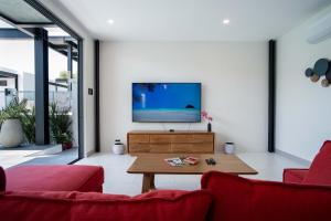 LUXURY 4BR Oxygen Pool Villa Near Nai Harn Beach - Sunset Garden 7