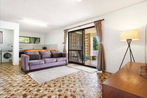 PET FRIENDLY & Super Central Retro Beach Pad!