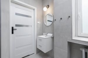 Stylowe Apartamenty typu Studio na Parterze w Centrum Katowic Blisko Rynku by Noclegi Renters