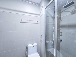 1BR Condotel with Balcony at FAME Residences #FM33