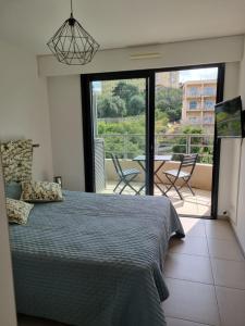 MAGNIFIQUE APPARTEMENT LES PIEDS DANS LEAU PROPRIANO