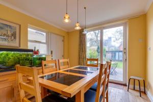 Pass the Keys Spacious Victorian Home with Free Parking