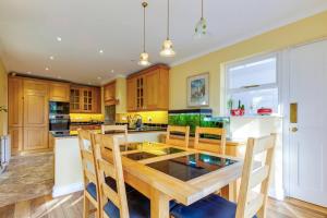 Pass the Keys Spacious Victorian Home with Free Parking