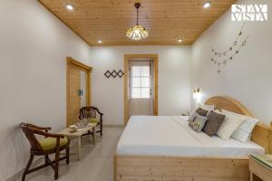 Lawrence Terrace with Free Breakfast at Mall Road by StayVista