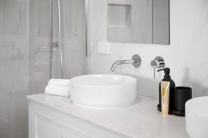 Luxury House with Pool, close to CBD