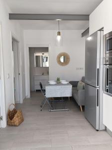 Los Santos 2 Suites, playa a 1 min, 2 Hab, WiFi y Aire acondicionado