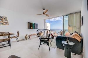 112-Stunning Beachfront Apartment in Benalmádena