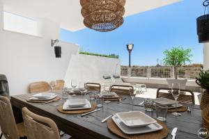 ViVi Homes - Blossom Pool, Gym & Terrace