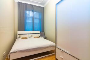 Bright 4 bedroom apartment in old town