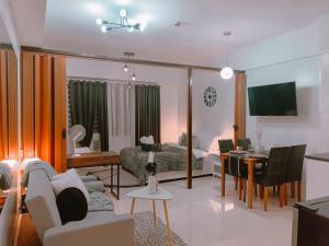 Bright & Airy Studio near Venice Mall with Pool, Gym & Fast WiFi