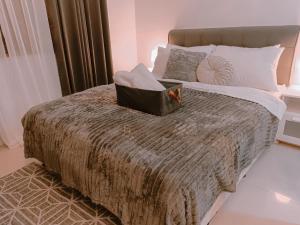 Bright & Airy Studio near Venice Mall with Pool, Gym & Fast WiFi