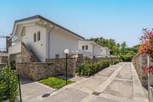 HOST4U - Garda Lake Lido Apartments With Pool, Garden and Private Parking in Garage