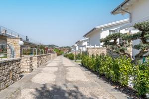 HOST4U - Garda Lake Lido Apartments With Pool, Garden and Private Parking in Garage
