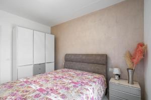 HOST4U - Garda Lake Lido Apartments With Pool, Garden and Private Parking in Garage