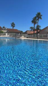 CLOS ST CYPRIEN Superbe T2 proche plage et port - terrasse - Piscine - parking