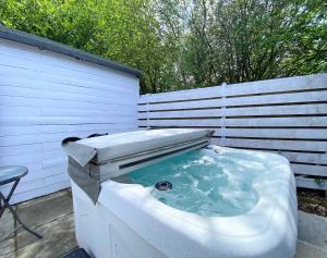 Hunters Hideaway-Hot Tub-Wiltshire-Groups