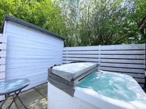 Hunters Hideaway-Hot Tub-Wiltshire-Groups
