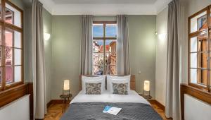 3 Epoques Apartments by Adrez