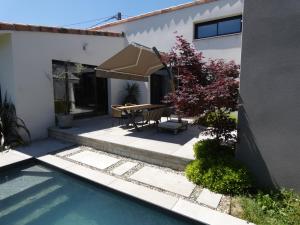Villas Villa moderne avec piscine : photos des chambres