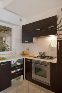 Elegante bilocale con vista mare e parcheggio