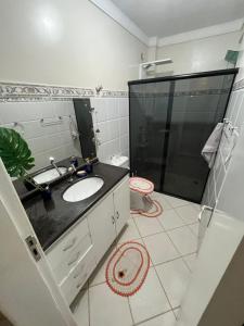 Apartamento completo e elegante, BEM LOCALIZADO.