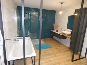 Villas Villa moderne avec piscine : photos des chambres