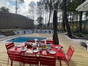 Villa Les Pins, terrasse, piscine et jardin clôt, vue forêt